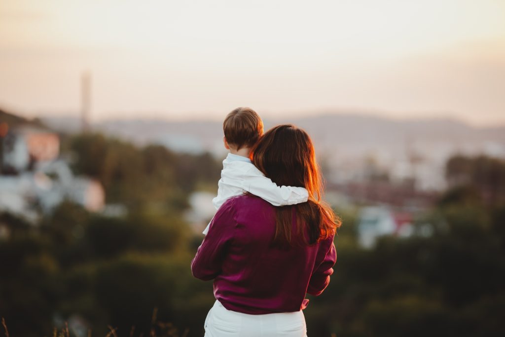 mama e hijo al atardecer